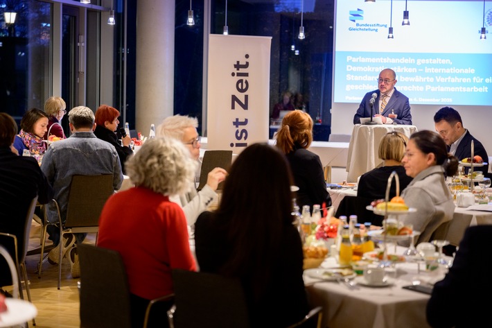 Parlamentshandeln gestalten, Demokratie stärken / OSZE und Bundesstiftung Gleichstellung stellen internationale Standards und bewährte Verfahren für geschlechtergerechte Parlamentsarbeit vor