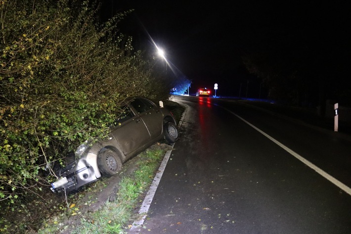 POL-HF: Nissan landet im Graben- Insassen verletzt