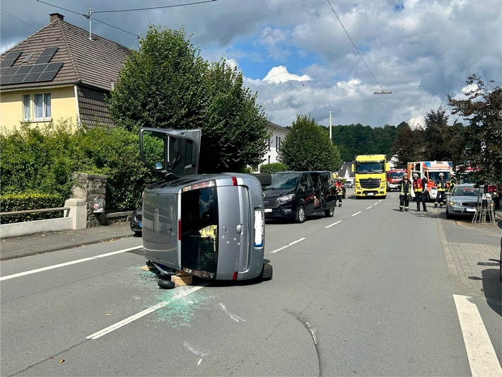 FW-OE: Verkehrsunfall mit eingeschlossener Person