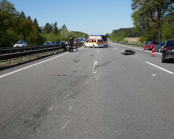 POL-ROW: ++ Verkehrsunfall auf BAB 1 - zwei Motorradfahrer schwer verletzt ++ ++ Verkehrsunfall mit landwirtschaftlicher Maschine - Güllefass auf Abwegen ++ ++ Sicherstellung nach nächtlicher Ruhestörung ++