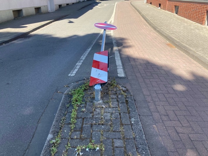 POL-COE: Coesfeld, Hohe Lucht/ Lkw fährt Mast um