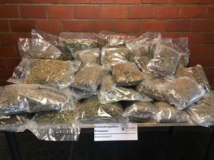 POL-PDPS: Gemeinsame Presseerklärung der Staatsanwaltschaft Zweibrücken und Polizeidirektion Pirmasens - Pirmasenser Drogenfahnder ermitteln in Frankreich - Drogenkurier mit 26kg Marihuana-Blüten festgenommen