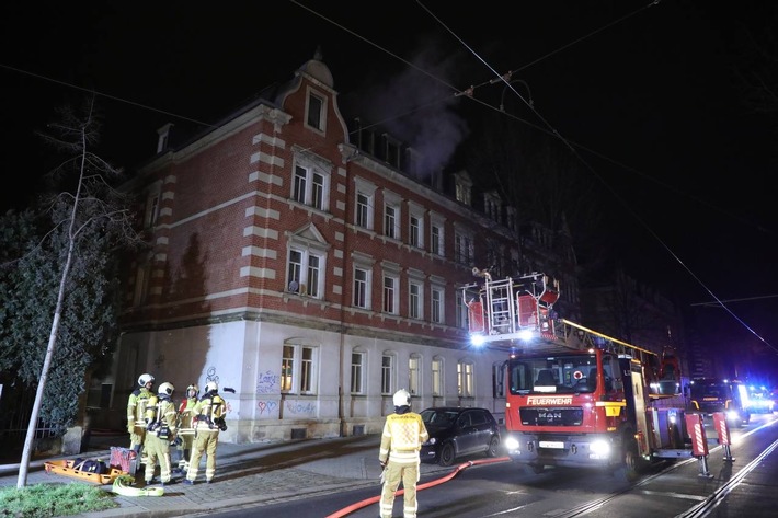 FW Dresden: Feuerwehr und Polizei retten zahlreiche Menschen bei Wohnungsbrand