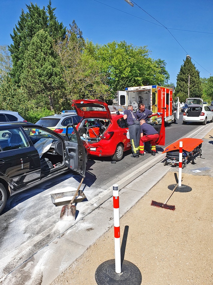 POL-ME: Über 2 Promille: Solinger bei Verkehrsunfall in Langenfeld schwer verletzt - Führerschein sichergestellt - Langenfeld - 2004142