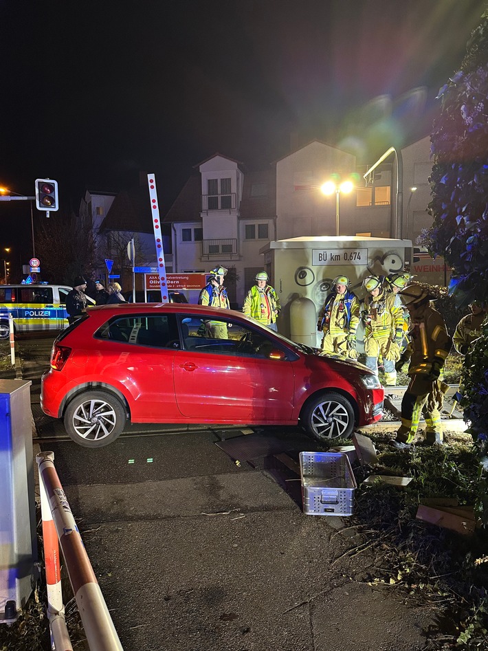 FW Weinheim: Auto landet auf den Gleisen am Bahnübergang Bergstraße. Feuerwehr hebt festgefahrenen Volkswagen mit Hebekissen aus dem Gleisbett