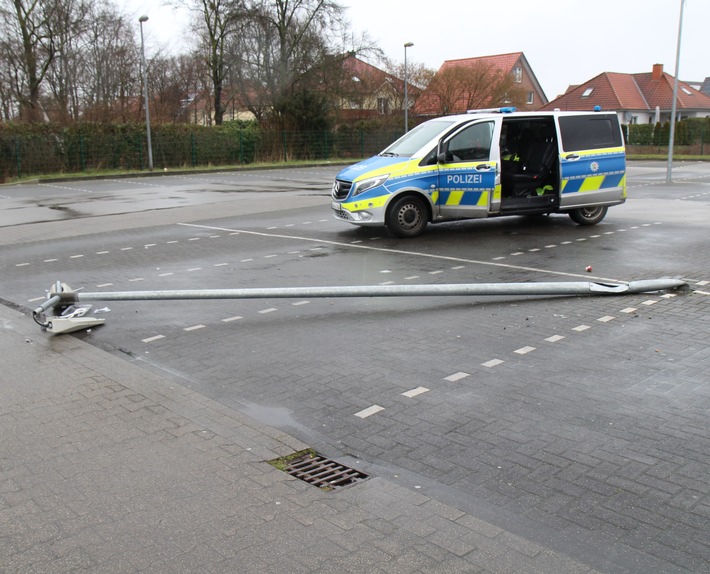 POL-COE: Nottuln, Appelhülsen, Ahornweg/ Laterne umgefahren, einkaufen gegangen, weggefahren