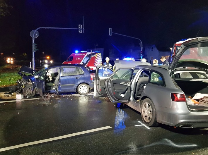 FW Moers: Schwerer Verkehrsunfall mit 5 Verletzten