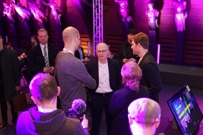 "Mit der Social Media Week Hamburg hat unsere Stadt einen festen Platz im globalen Netzwerk der Digital- und Kreativwirtschaft" - Dr. Peter Tschentscher, Hamburgs Erster Bürgermeister besucht #SMWHH