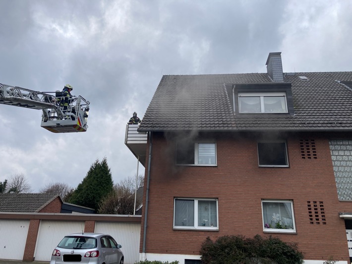 FW Dinslaken: Zimmerbrand, Feuerwehr rettet Katze