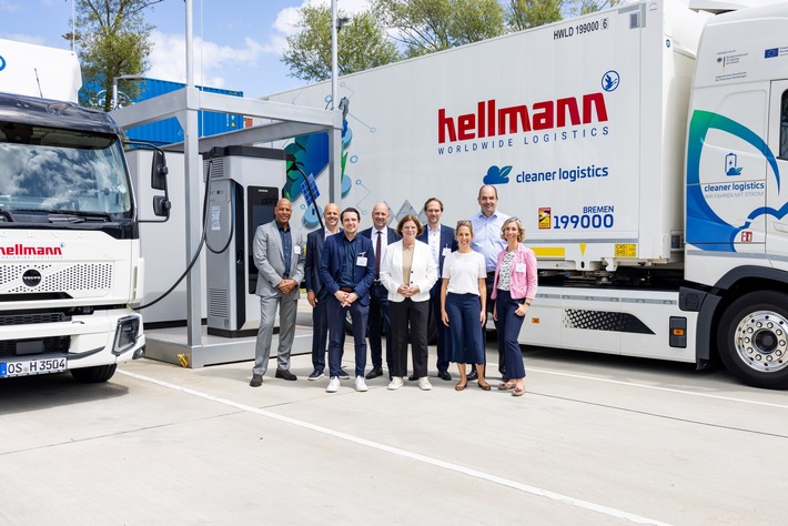 Best practice in e-mobility: Federal and state government officials visit Hellmann in Bremen