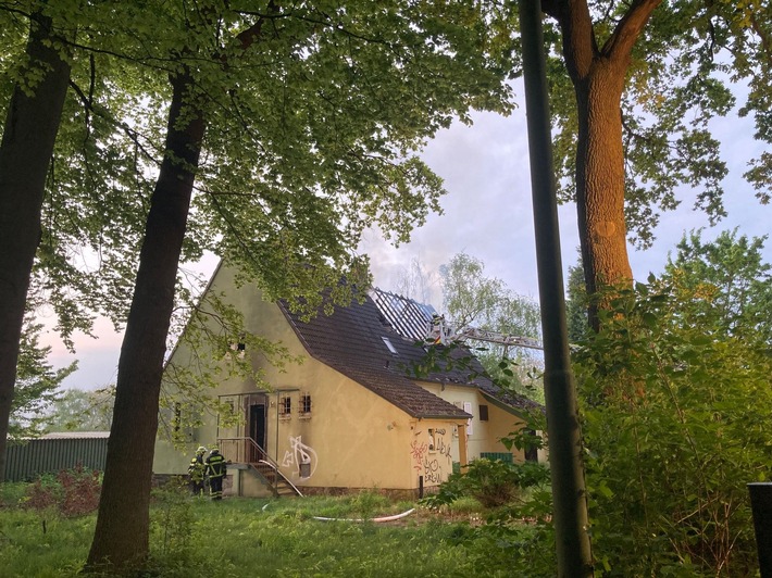 FW-DO: Feuer Dortmund Lindenhorst / Dachstuhlbrand in einem leerstehenden Doppelhaus