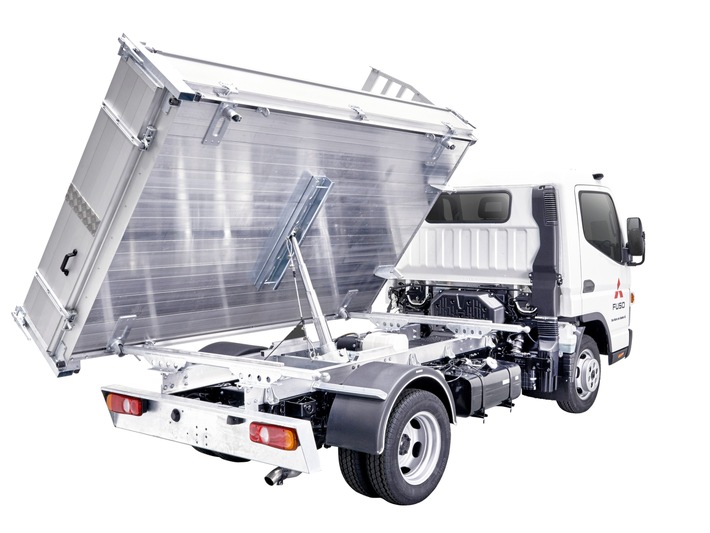 Mercedes-Benz: Le Fuso Canter accueille le printemps avec une nouvelle tribenne basculante suisse