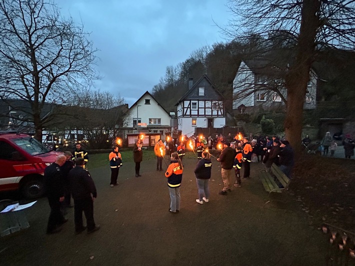 FW Beverungen: Verleihung der Kinderflamme unterm Weihnachtsbaum