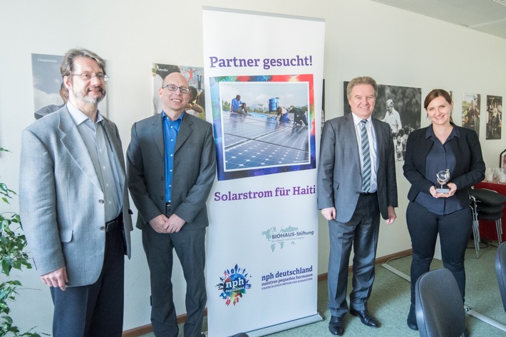 Umweltminister Franz Untersteller würdigt das preisgekrönte Solarprojekt von nph deutschland
