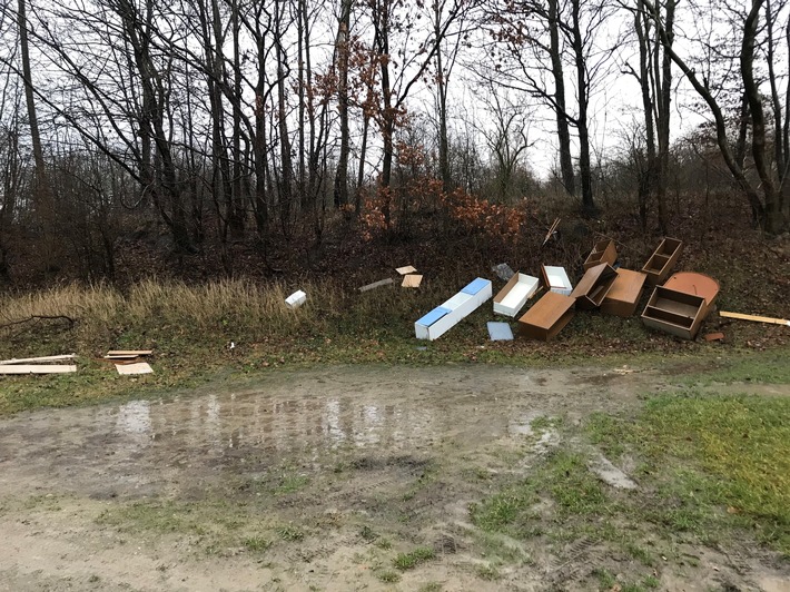 POL-HI: Algermissen / Lühnde, Illegale Entsorgung von Sperrmüll Lühnde, Feldmark (bu)