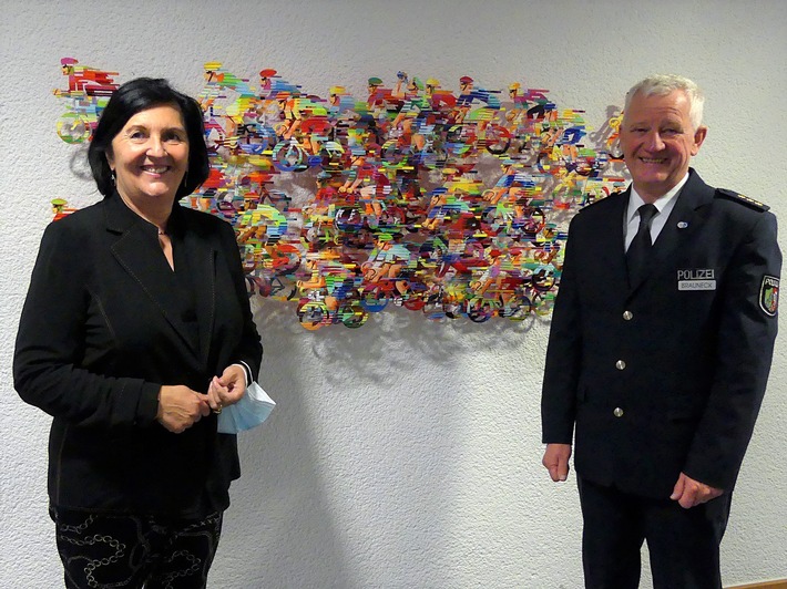 POL-SO: Kreis Soest - Landrätin verabschiedet obersten Polizeibeamten