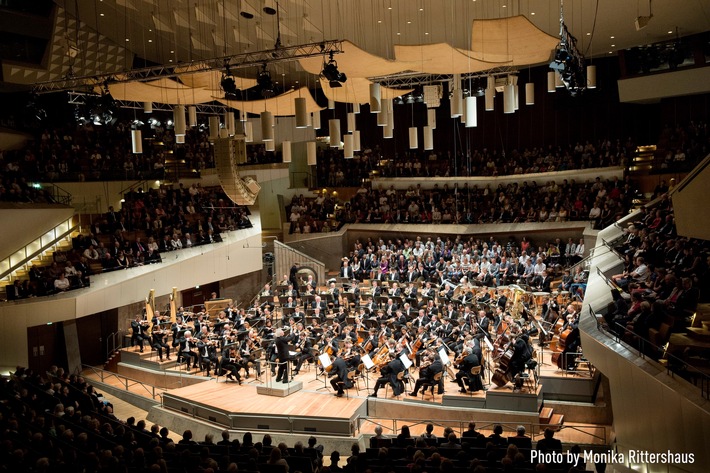 Konzerthallenatmosphäre in den eigenen vier Wänden / Kooperation von Panasonic und den Berliner Philharmonikern überträgt Online-Konzerte in spektakulärer 4K HDR Qualität