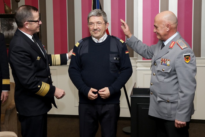 Minister Caffier wurde zum Kapitänleutnant der Reserve ernannt