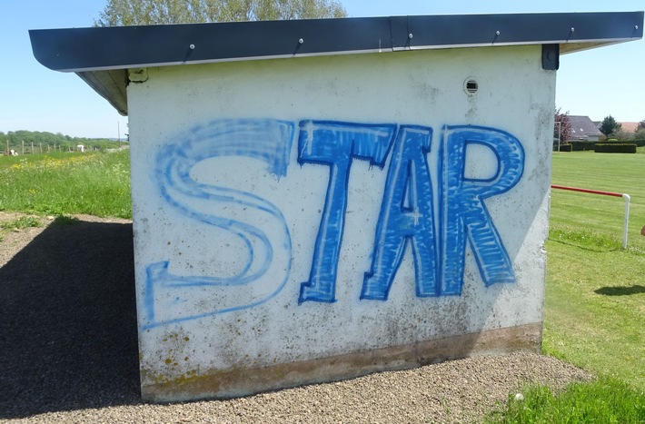 POL-PDWIL: Sachbeschädigung durch Graffiti am Sporthaus