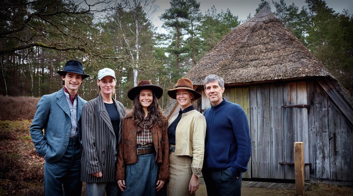 Ölrausch in der Lüneburger Heide: Drehstart für die historische Serie "Schwarzes Gold" (AT) mit Harriet Herbig-Matten, Aaron Hilmer, Tom Wlaschiha, Henny Reents und Jessica Schwarz