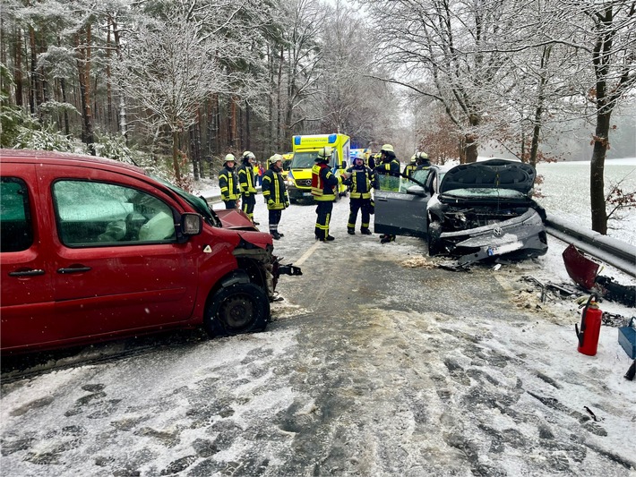 FW Lüchow-Dannenberg: +++ Wintereinbruch fordert die Feuerwehren in Lüchow-Dannenberg +++ Drei Verkehrsunfälle mit mehreren Verletzten am Freitag +++