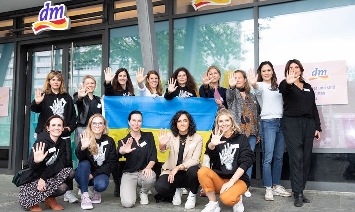 Initiative #WeAreAllUkrainians und dm-drogerie markt unterstützen Mütter und Neugeborene in der Ukraine