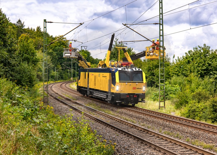 Gemeinsam passendes Finanzierungsmodell entwickelt - BayernLB und DAL finanzieren Oberleitungsfahrzeuge für Plasser Robel Services und DB InfraGO