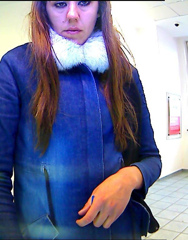 POL-BN: Foto-Fahndung: Unbekannte hob mit gestohlener Bankkarte Geld ab - Wer kennt diese Frau?