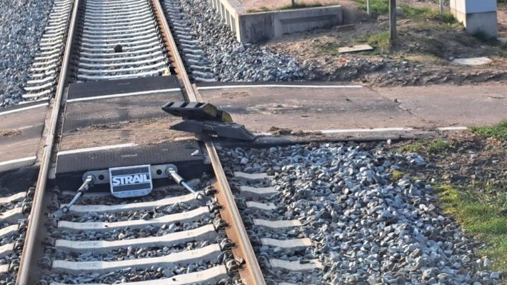 BPOL-HB: TL-Fußplatten und Schottersteine auf Bahngleise in Neetzendorf gelegt