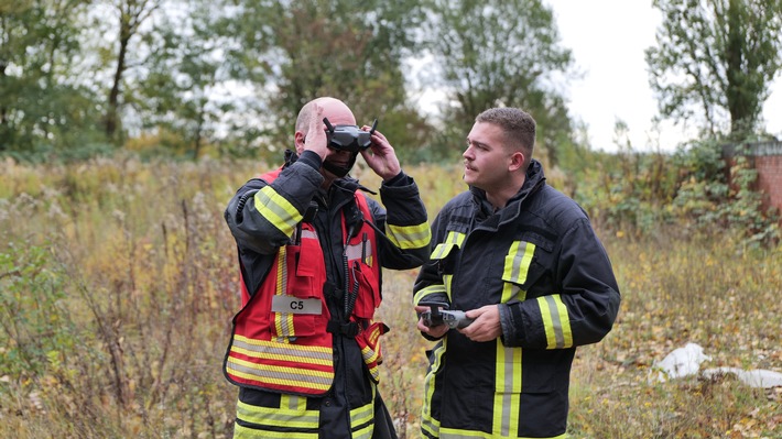 FW-DO: Unklare Rauchentwicklung aus einsturzgefährdeter Lagerhalle: Feuerwehr setzt Spezialtechnik und Drohne ein
