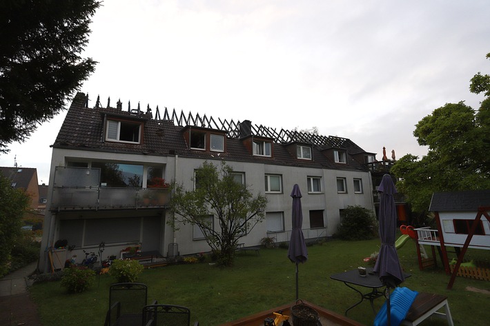 FW-E: Dachstuhlbrand in Essen-Heisingen, Mehrfamilienhaus unbewohnbar