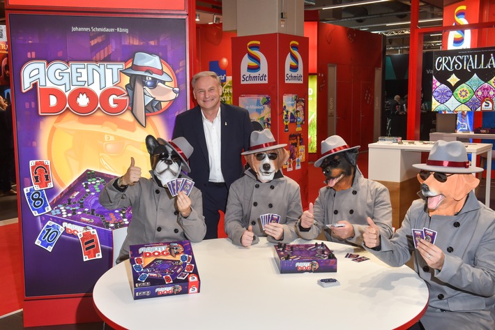 Hunde spielen Poker? Hunde spielen DOG®! Schmidt Spiele eröffnet die Spielwarenmesse® Nürnberg mit kühnen Agenten und tierischem Gezocke / Zuwachs der beliebten DOG®-Reihe präsentiert