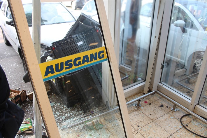 POL-LIP: Detmold. Auto landet im Supermarkt.