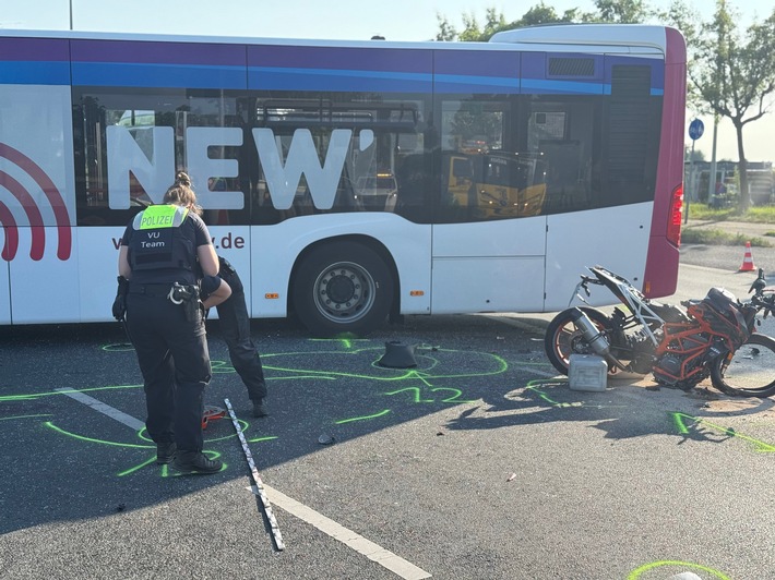 POL-MG: Gemeinsame Pressemeldung von Polizei und Feuerwehr Mönchengladbach: Unfall auf der Gladbacher Straße: Motorradfahrer (23) tödlich verletzt nach Kollision mit Linienbus