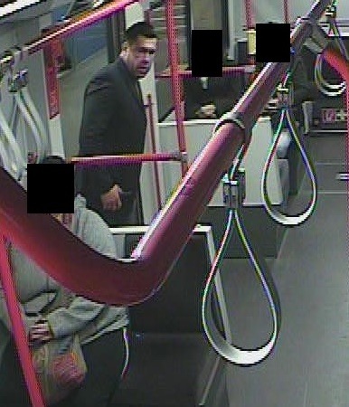 POL-BN: Foto-Fahndung: Unbekannter mit Waffe in U-Bahnhaltestelle beobachtet - Wer kennt diesen Mann?