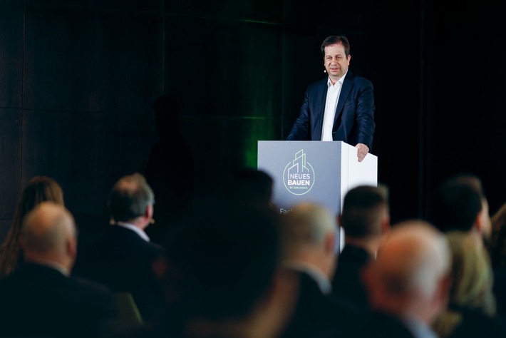 Branche fordert Typengenehmigung, digitale Standards und neue Förderung für serielles Bauen