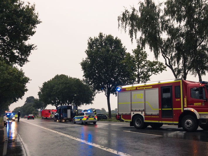 FW-RE: Verkehrsunfall mit vier verletzten Personen