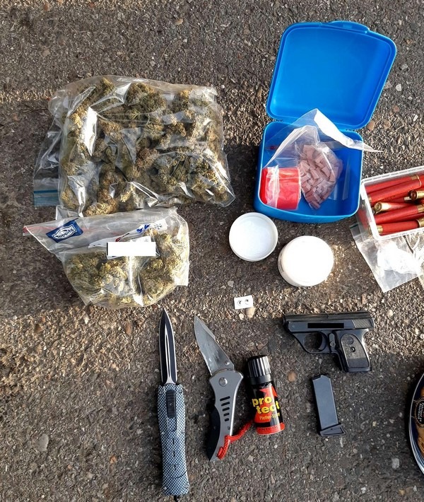 BPOL NRW: Bundespolizei nimmt 33-Jährigen mit 100 Gramm Marihuana fest - Bei Durchsuchung von Fahrzeug werden Waffen, Munition und weitere Betäubungsmittel aufgefunden