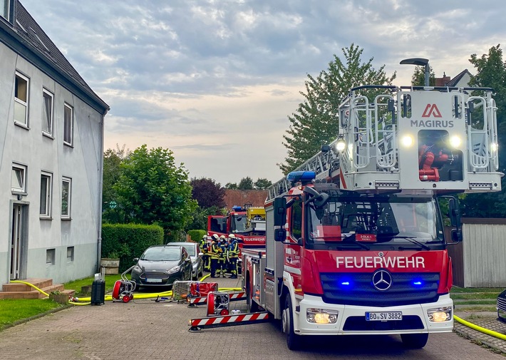 FW-BO: Zimmerbrand in Erdgeschosswohnung - Sieben Personen erleiden Rauchvergiftung