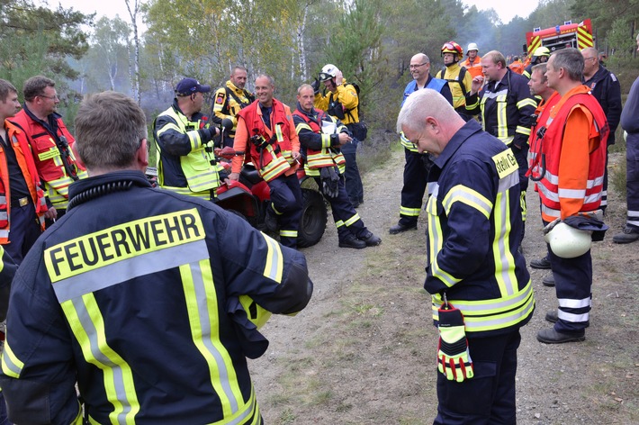 FW Lüchow-Dannenberg: +++1 ha Heidefläche in Brand gesetzt+++wichtige Erkenntnisse zur Waldbrandbekämpfung gewonnen+++Landschaftsplege, Forschung und Brandschutz arbeiten Hand in Hand+++