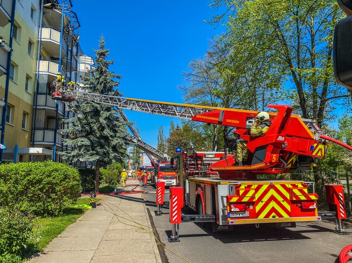 FW Dresden: Brand in einem Wohngebäude