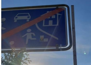 POL-SE: Pinneberg - Beschädigtes Verkehrszeichen nach unerlaubten Entfernen vom Unfallort - Polizei sucht Zeugen