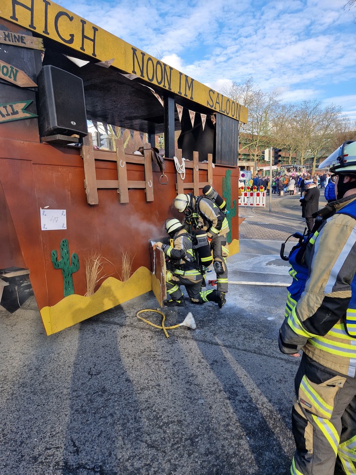 FW Bocholt: Feuerwehr löscht Entstehungsbrand an Karnevalswagen