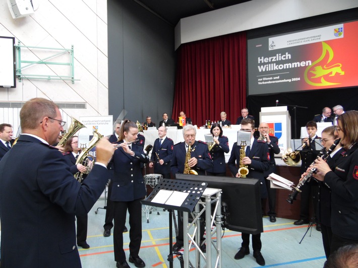 FW-KA: Die Feuerwehren im Landkreis Karlsruhe können ihren Personalstand weiter ausbauen Bei der Dienst- und Verbandsversammlung dankte Landrat Dr. Christoph Schnaudigel den Ehrenamtlichen