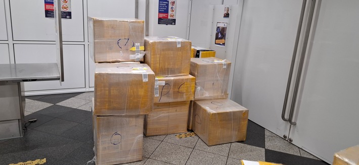 HZA-M: Rekordmenge an Zigaretten entdeckt 600.000 Stück Zigaretten wollte ein Ehepaar am Zoll vorbei schmuggeln