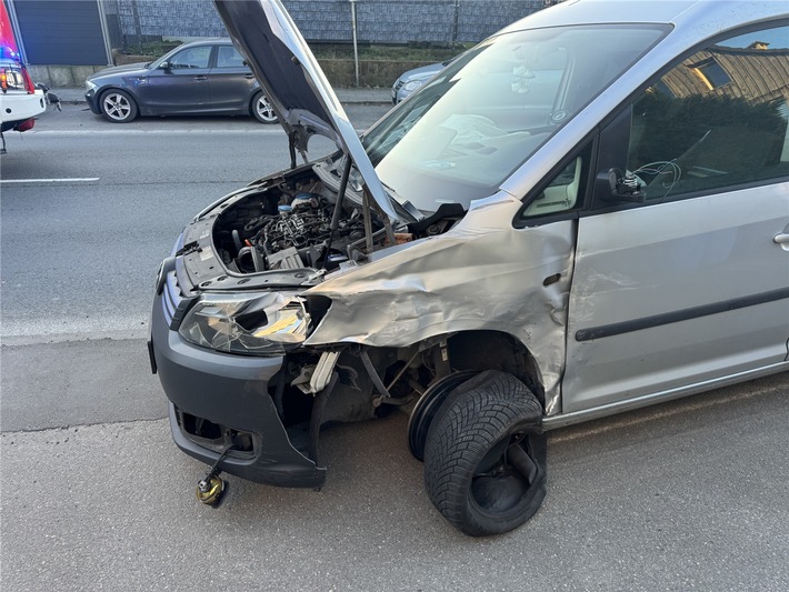 POL-ME: Drei Autos nicht mehr fahrbereit: hoher Sachschaden nach Verkehrsunfall - 2603030