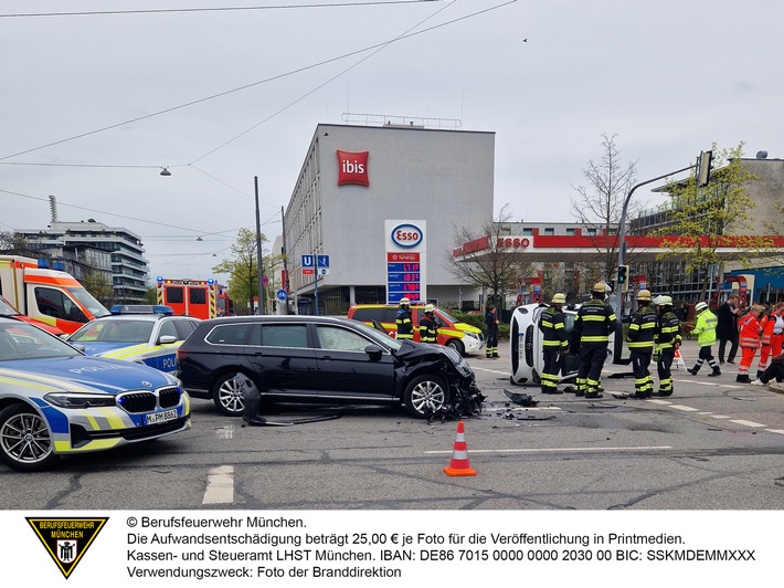 FW-M: Auto kippt bei Unfall auf die Seite (Sendling)