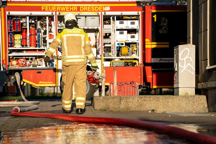 FW Dresden: Brand & Verkehrsunfall