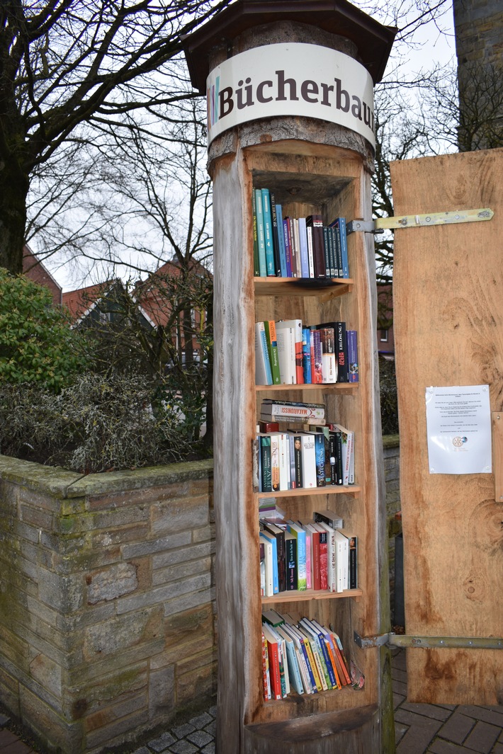 POL-EL: Uelsen - Bücherbaum in Brand gesetzt