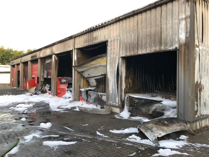 POL-RE: Recklinghausen - Brand mit hohem Sachschaden in einem Garagenpark in Recklinghausen König-Ludwig (neue Hinweisrufnummer)